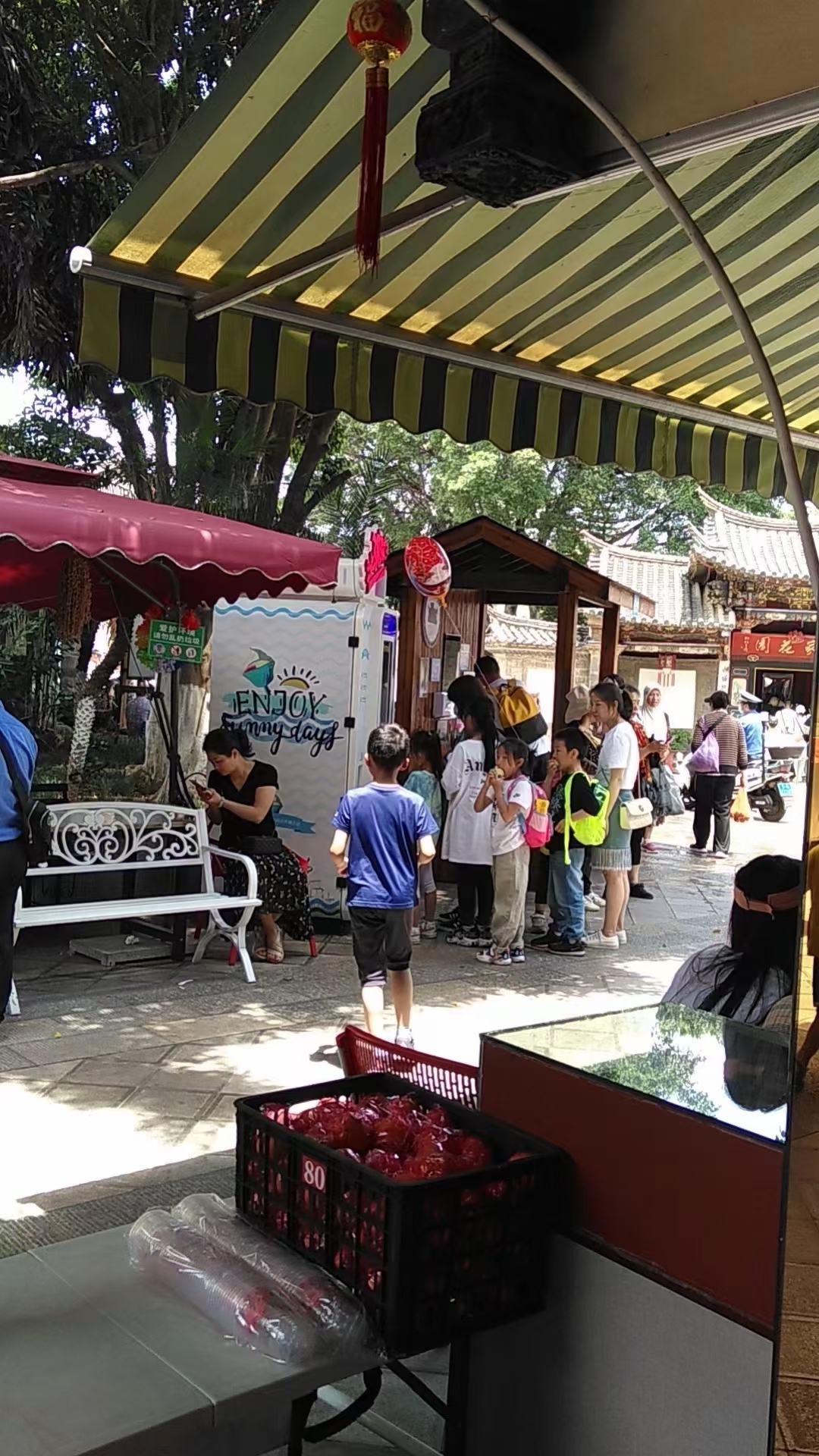 Outdoor scenic spot vending machine